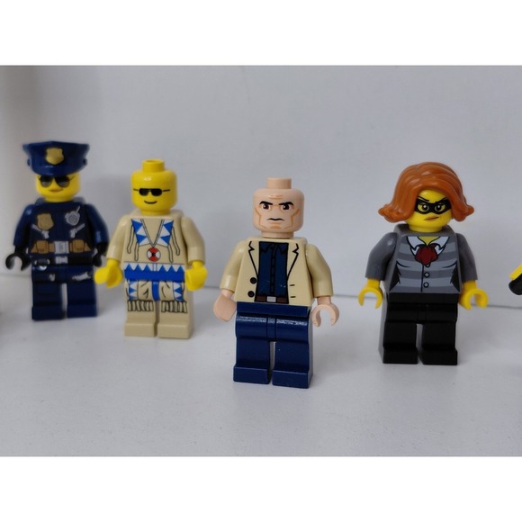 Lot Of 8  Lego Mini Figures Classic‎ Town City W/ Accessories - Picture 6 of 9